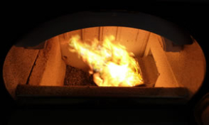 Plamen hořáku na pelety ATMOS A25 zabudovaném v kotli D 20 P